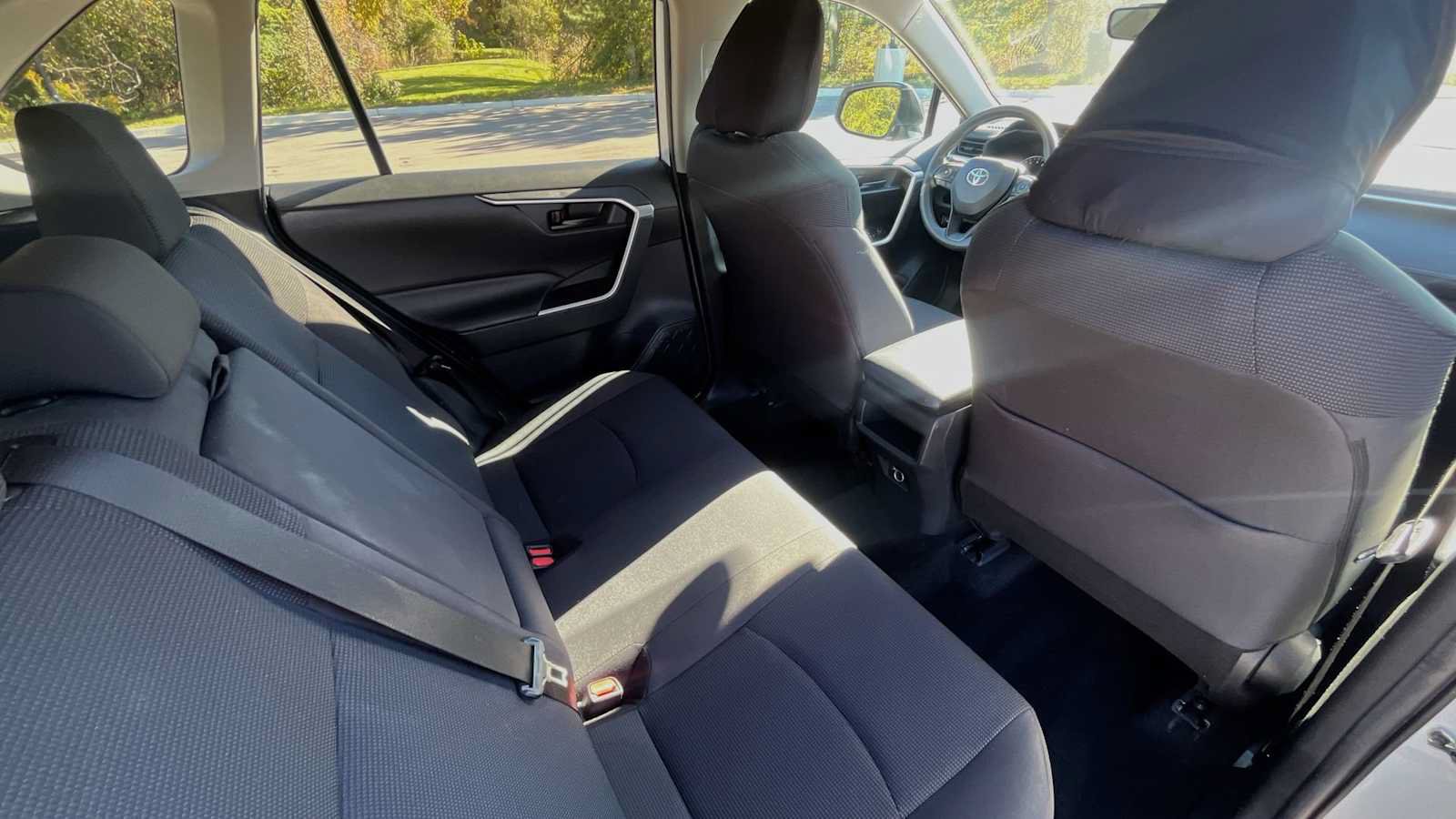 Used 2019 Toyota RAV4 LE FWD image 11