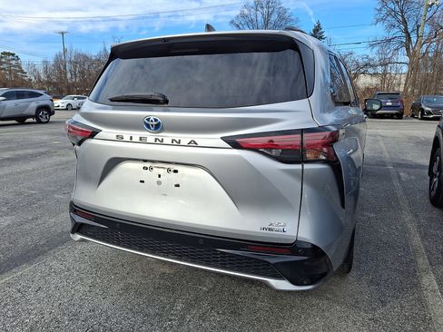 Used 2022 Toyota Sienna XSE image 9