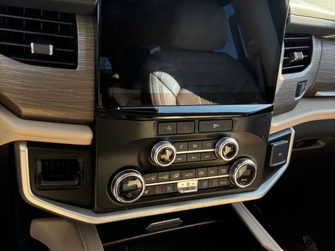 Used 2024 Ford Expedition Limited image 9