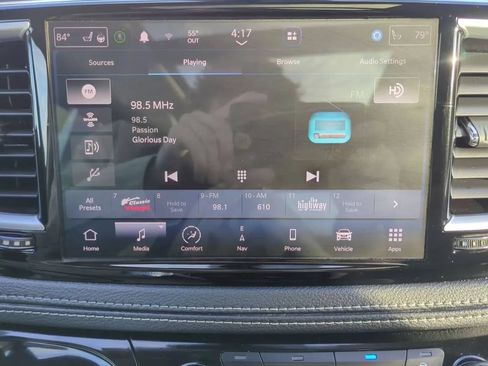 Used 2023 Chrysler Pacifica Limited FWD image 17