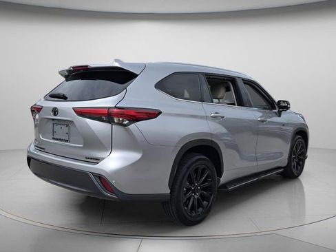 Used 2023 Toyota Highlander Limited FWD image 8