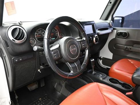 Used 2015 Jeep Wrangler Unlimited Rubicon image 12