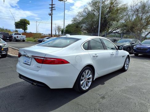 Used 2018 Jaguar XF Premium image 12