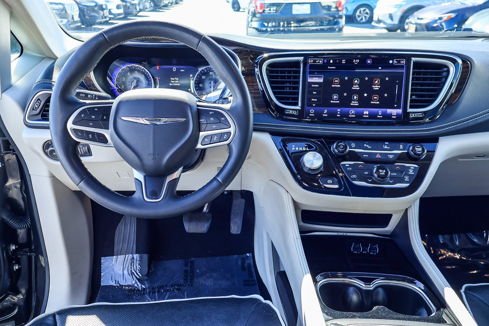 Used 2023 Chrysler Pacifica Limited FWD image 3