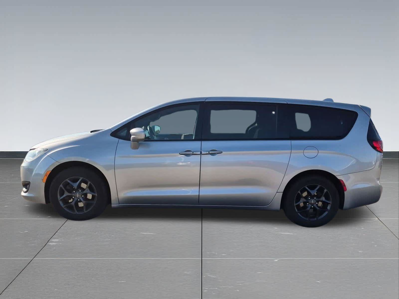Used 2019 Chrysler Pacifica Touring Plus w/ S Appearance Package FWD image 3