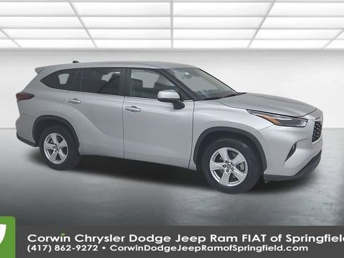 Used 2024 Toyota Highlander LE image 2