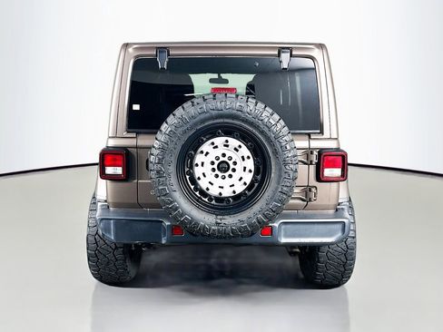 Used 2018 Jeep Wrangler Unlimited Sahara image 6