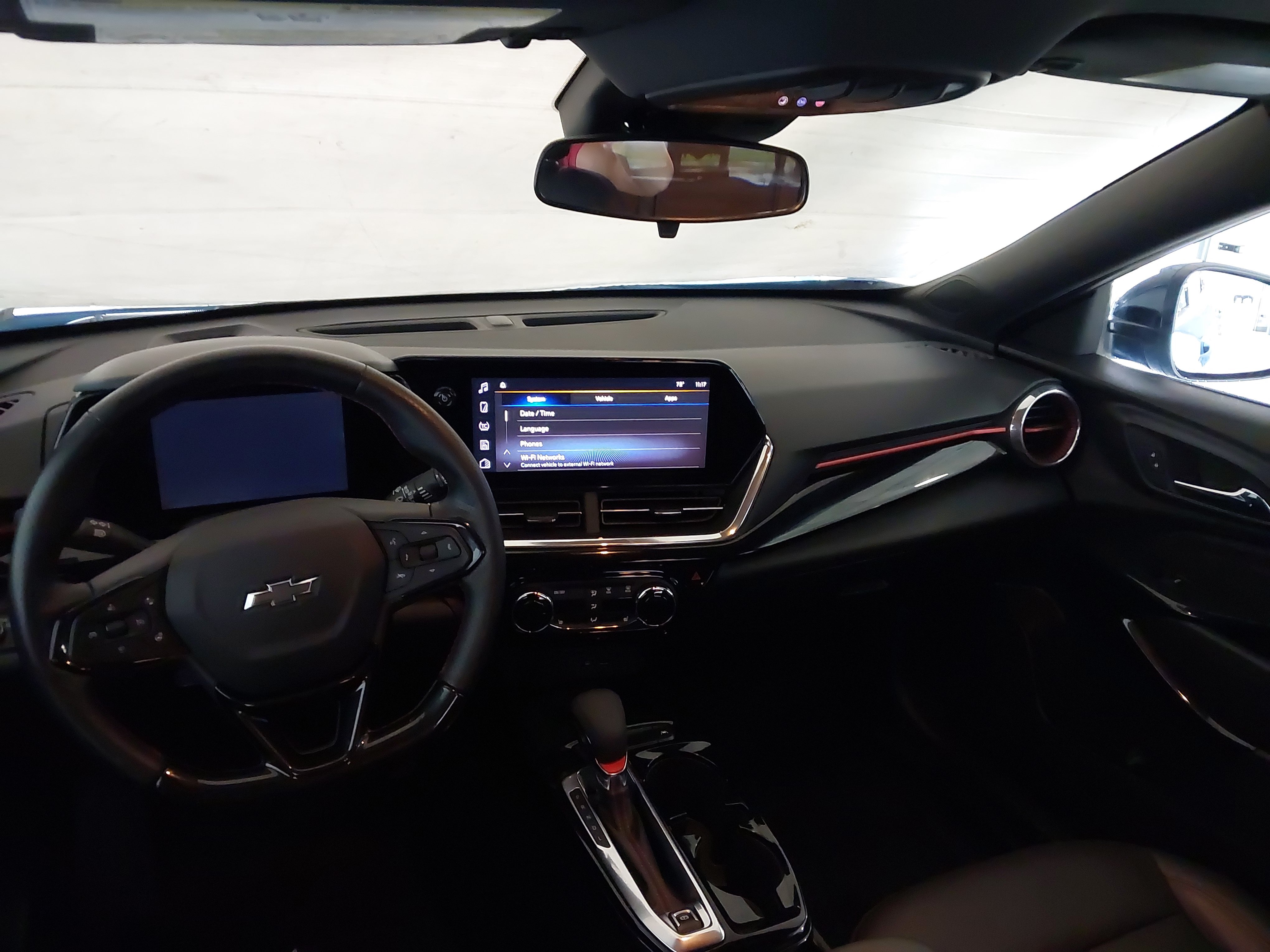 Used 2024 Chevrolet Trax RS w/ Sunroof Package FWD image 2
