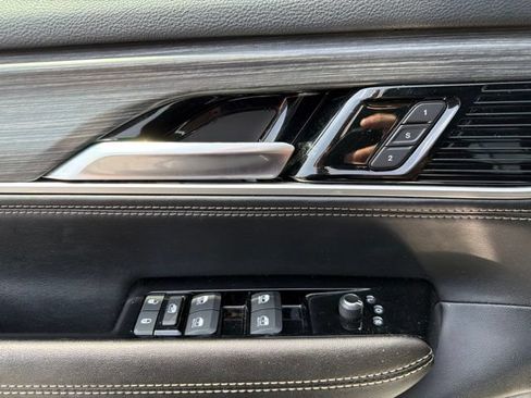 Used 2024 Jeep Wagoneer L Series II RWD image 17