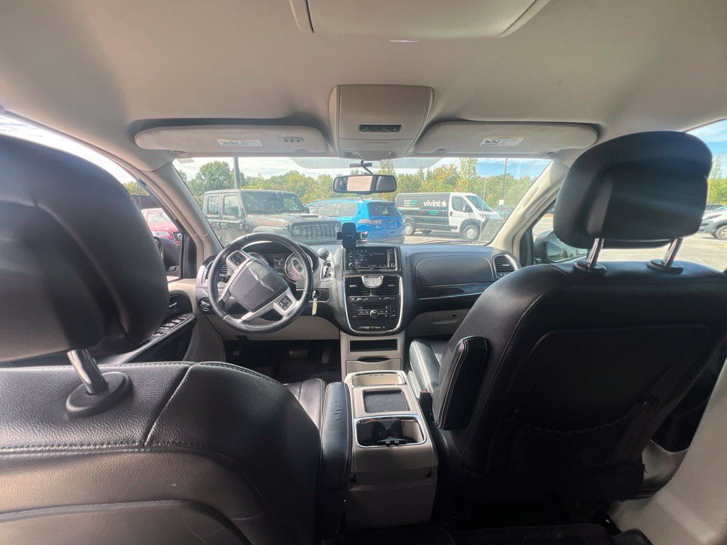 Used 2014 Chrysler Town & Country Touring FWD image 19