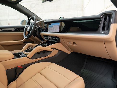 Certified 2025 Porsche Cayenne Coupe AWD/4WD image 24