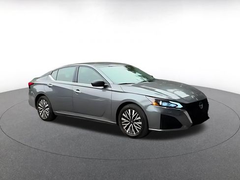 Used 2025 Nissan Altima 2.5 SV FWD image 2