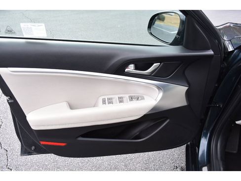 Used 2025 Genesis G70 2.5T image 16