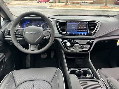New 2026 Chrysler Pacifica Limited image 29