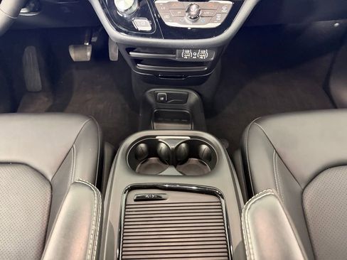 Used 2024 Chrysler Pacifica Limited FWD image 17