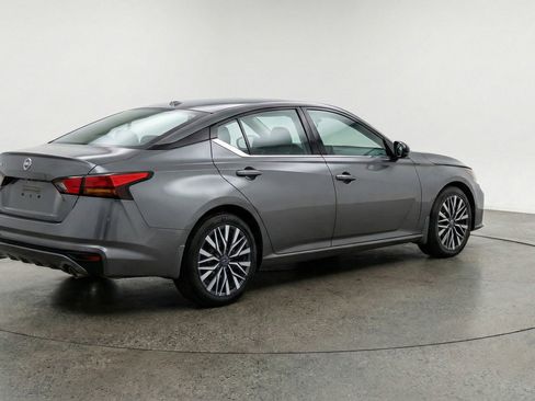 Used 2025 Nissan Altima 2.5 SV FWD image 9