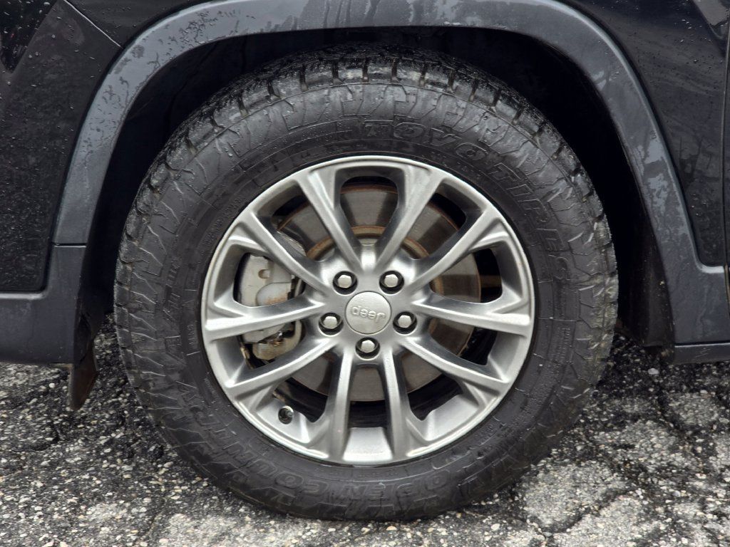 Used 2019 Jeep Cherokee Latitude Plus w/ Cold Weather Group FWD image 12