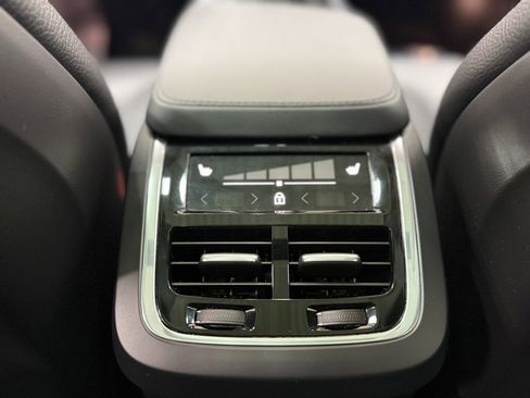 Used 2023 Volvo XC90 B6 Plus image 24