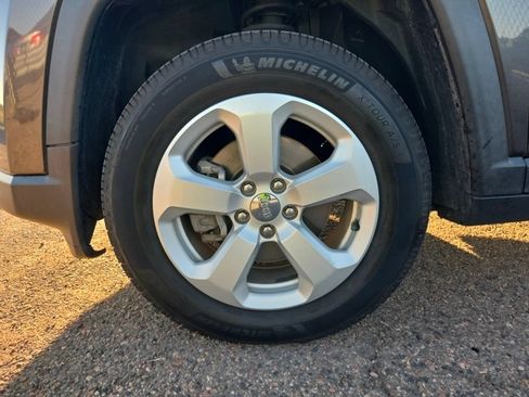 Used 2018 Jeep Compass Latitude w/ Cold Weather Group AWD/4WD image 12