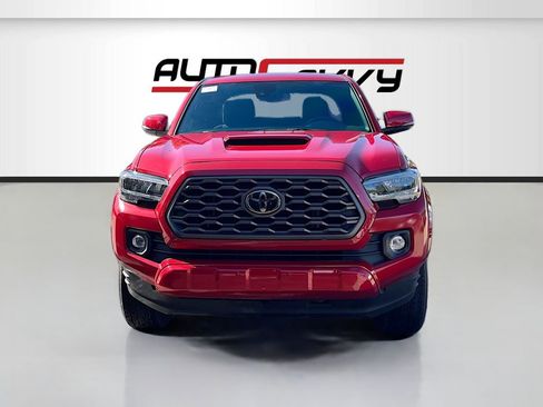 Used 2022 Toyota Tacoma TRD Sport w/ Technology Package RWD image 2