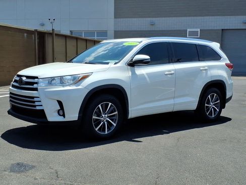 Used 2017 Toyota Highlander XLE AWD/4WD image 3