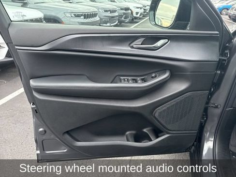 Used 2025 Jeep Grand Cherokee Altitude AWD/4WD image 10