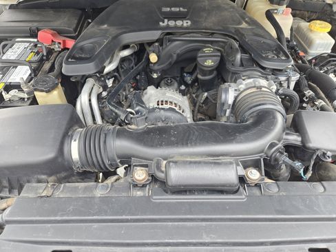 Used 2018 Jeep Wrangler Unlimited Sahara AWD/4WD image 31