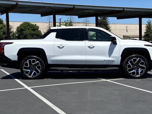 Used 2025 Chevrolet Silverado EV RST AWD/4WD image 10