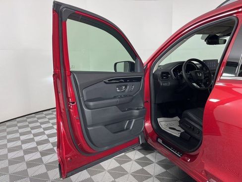 Used 2025 Honda Pilot Touring image 13