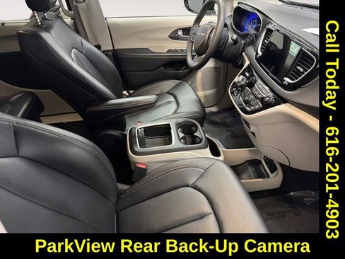 Used 2024 Chrysler Pacifica Touring-L image 4