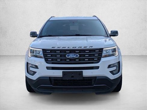 Used 2017 Ford Explorer XLT w/ Equipment Group 202A AWD/4WD image 2