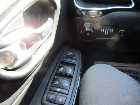 Used 2023 Jeep Cherokee Altitude Lux image 17