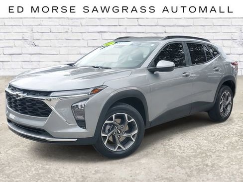 Certified 2025 Chevrolet Trax LT w/ Driver Confidence Package image 1