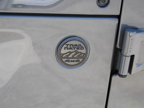 Used 2022 Jeep Gladiator Overland AWD/4WD image 9