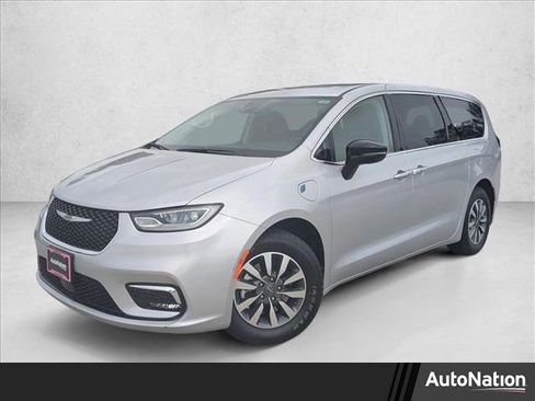 Used 2024 Chrysler Pacifica Limited FWD image 1