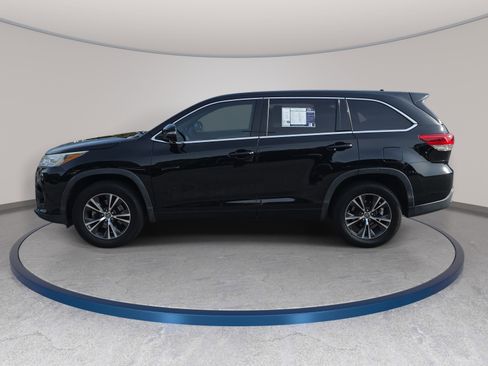 Used 2018 Toyota Highlander LE FWD image 8