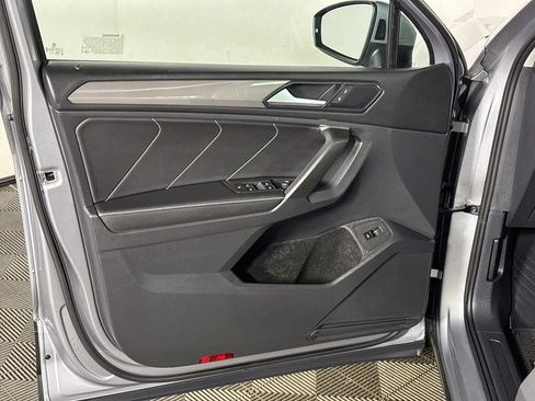 Certified 2024 Volkswagen Tiguan SE w/ Panoramic Sunroof Package AWD/4WD image 11