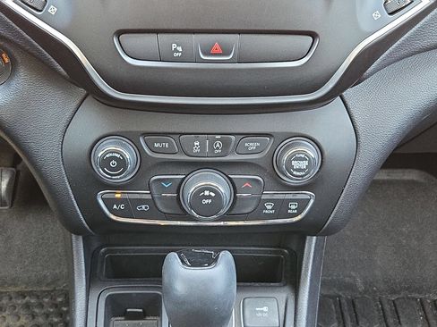 Used 2020 Jeep Cherokee Latitude Plus FWD image 18