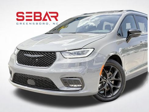 Used 2025 Chrysler Pacifica Limited FWD image 2