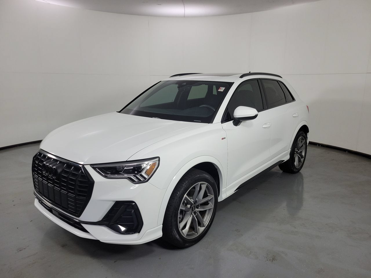 Used 2023 Audi Q3 2.0T Premium w/ Black Optic Sport Package AWD/4WD image 3