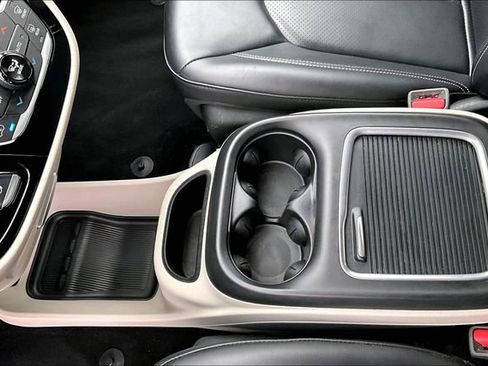 Used 2023 Chrysler Pacifica Touring-L image 17