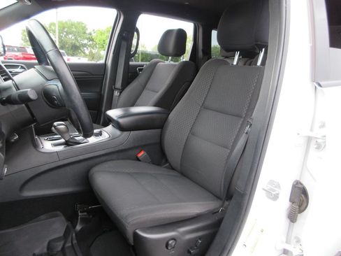 Used 2019 Jeep Grand Cherokee Laredo AWD/4WD image 17