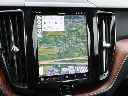 Used 2024 Volvo XC60 B5 Plus image 23