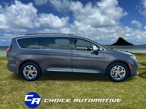 Used 2022 Chrysler Pacifica Limited image 9