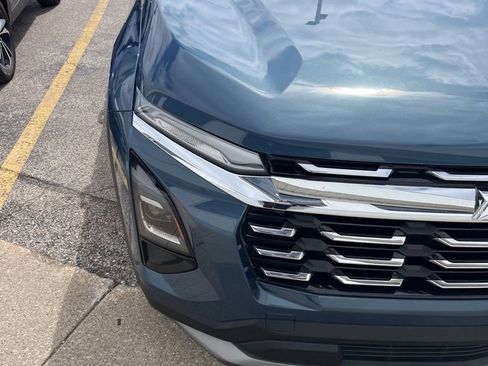 Used 2025 Chevrolet Equinox LT image 2