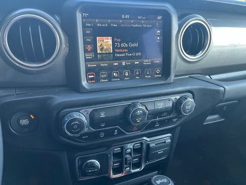 Used 2022 Jeep Wrangler Unlimited Sahara AWD/4WD image 15
