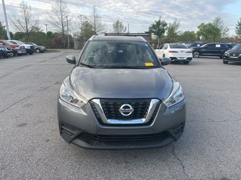 Used 2019 Nissan Kicks SV image 2