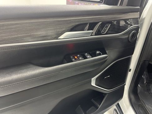 Used 2024 Jeep Wagoneer Series II image 6