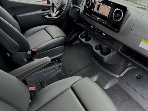 Used 2024 Mercedes-Benz Sprinter 2500 image 15