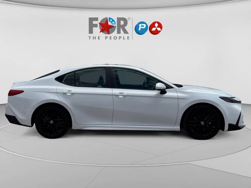 Used 2025 Toyota Camry SE FWD image 6